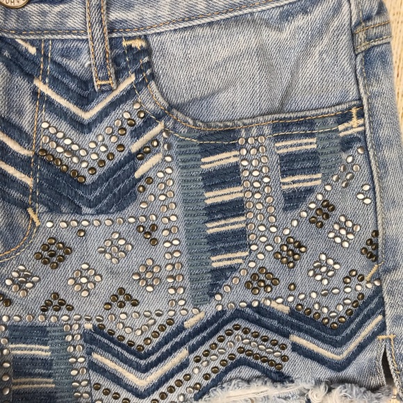 Hollister Embellished Frayed Hem Denim Shorts 25 - Picture 4 of 8